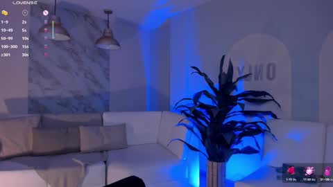 Danna Cruz  online show from February 18, 10:58 pm