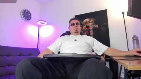 Snapshot of dante_bellini chatting on February 17, 1:40 pm dante_bellini online show from February 17, 1:40 pm