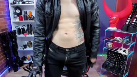 Snapshot of dante_infernos chatting on December 18, 4:46 pm Dante online show from December 18, 4:46 pm