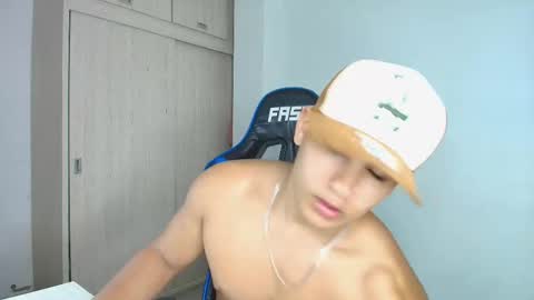 Snapshot of dantraxx chatting on December 3, 9:12 pm Dantraxx online show from December 3, 9:12 pm