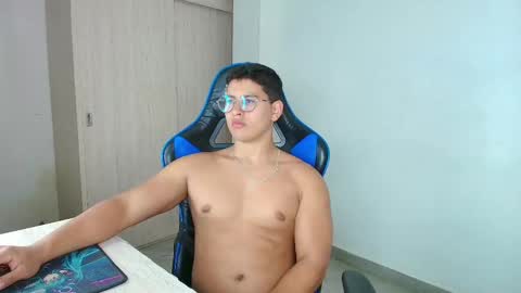 Snapshot of dantraxx chatting on January 22, 8:38 pm Dantraxx online show from January 22, 8:38 pm