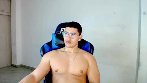 Snapshot of dantraxx chatting on February 23, 8:39 pm Dantraxx online show from February 23, 8:39 pm