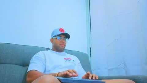 Snapshot of dany_dryy chatting on April 7, 3:40 am Dany online show from April 7, 3:40 am