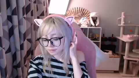Snapshot of danyelleeyermann chatting on July 2, 1:39 pm danyelleeyermann online show from July 2, 1:39 pm
