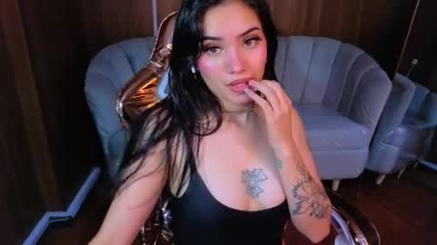 daphne_nicole_b online show from April 15, 1:18 pm