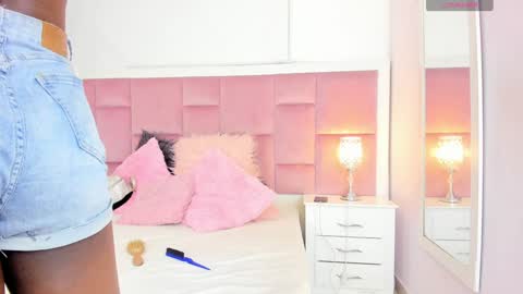 Snapshot of daphnelloyd chatting on December 10, 2:16 am Daphne online show from December 10, 2:16 am