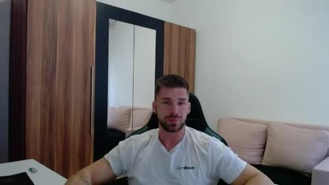 darius_94 online show from April 18, 1:37 pm