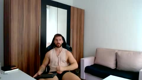 Snapshot of darius_94 chatting on June 18, 9:14 am darius_94 online show from June 18, 9:14 am