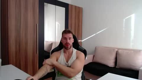 Snapshot of darius_94 chatting on June 25, 5:12 am darius_94 online show from June 25, 5:12 am