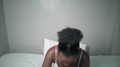 Snapshot of dark_lovly chatting on February 21, 8:04 am dark_lovly online show from February 21, 8:04 am