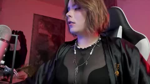 Snapshot of darkside_tailor chatting on October 27, 3:49 pm Miss Tailor online show from October 27, 3:49 pm