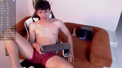 Snapshot of darrencolleen chatting on February 4, 2:06 am darrencolleen online show from February 4, 2:06 am