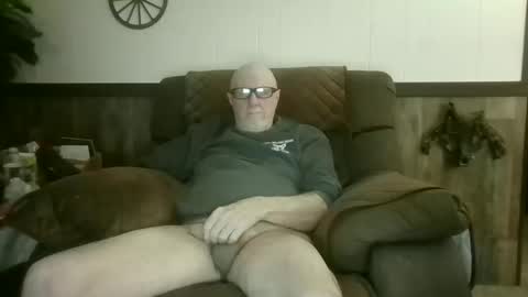 Snapshot of dave571960 chatting on April 13, 10:21 am dave571960 online show from April 13, 10:21 am