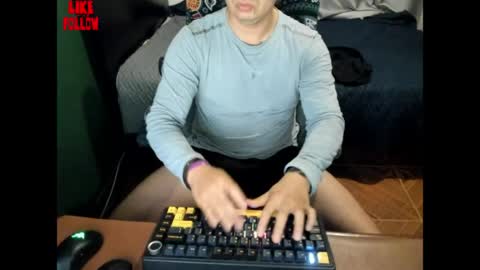 Snapshot of david_2789 chatting on May 2, 12:04 am David online show from May 2, 12:04 am