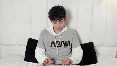 Snapshot of david_roy_ chatting on February 18, 12:45 pm Roy online show from February 18, 12:45 pm