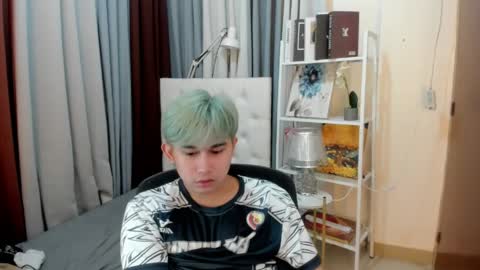 Snapshot of davincihugecock chatting on April 8, 5:35 pm daniel online show from April 8, 5:35 pm