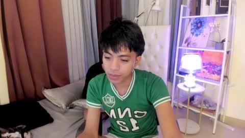 Snapshot of davincihugecock chatting on April 22, 5:47 pm daniel online show from April 22, 5:47 pm