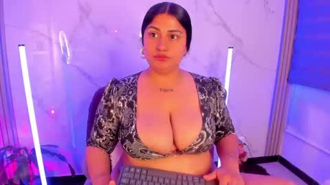 Snapshot of dayan_silva_ chatting on May 22, 1:24 am DAYAN online show from May 22, 1:24 am