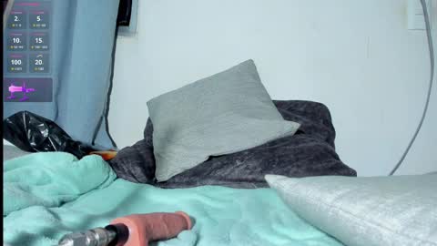 Snapshot of dayhanshelby chatting on February 16, 10:10 am nice too meet you i m alison online show from February 16, 10:10 am