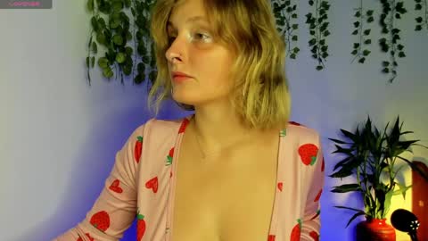 Snapshot of dayna_sunset chatting on May 2, 3:33 am dayna_sunset online show from May 2, 3:33 am