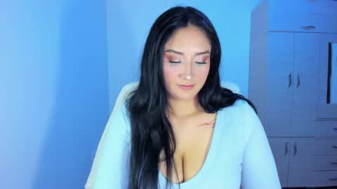 Snapshot of daysi_glow chatting on April 23, 1:07 am online show from April 23, 1:07 am