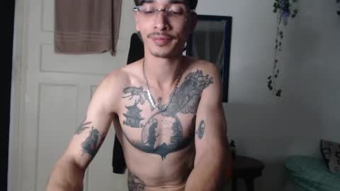 Snapshot of dazzayyy chatting on May 13, 1:25 am dazzayy online show from May 13, 1:25 am