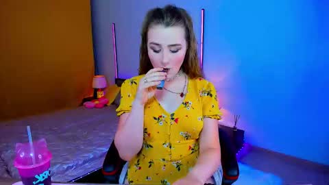 Snapshot of dazzlemoves chatting on June 11, 2:33 am Zlata Golden online show from June 11, 2:33 am