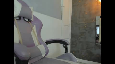 Snapshot of de_lirio chatting on December 19, 1:18 pm de_lirio online show from December 19, 1:18 pm