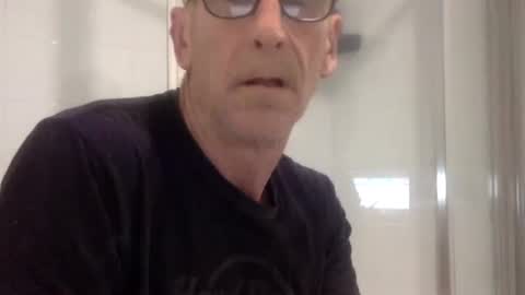 Snapshot of deanofflove221000 chatting on October 19, 1:39 am deanofflove221000 online show from October 19, 1:39 am