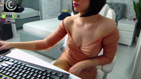 Snapshot of dear_ellisse chatting on December 5, 10:44 am Elly online show from December 5, 10:44 am