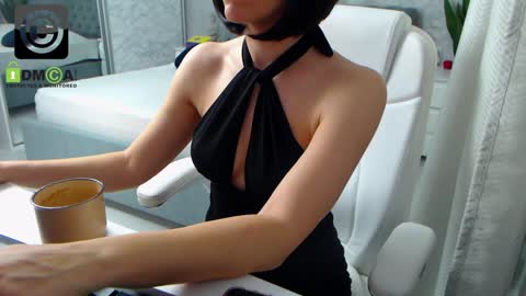 Snapshot of dear_ellisse chatting on December 6, 8:37 am Elly online show from December 6, 8:37 am