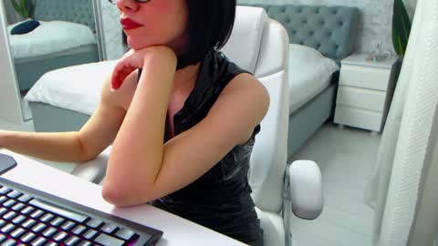 Snapshot of dear_ellisse chatting on April 17, 8:39 am Elly online show from April 17, 8:39 am