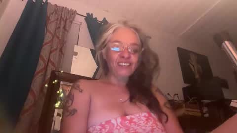 Snapshot of degeneratesaint chatting on April 25, 2:03 am Tori online show from April 25, 2:03 am