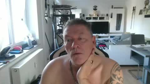 deinprinz2312 online show from April 22, 5:43 am