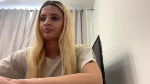 Snapshot of delindaferebee chatting on May 18, 1:06 pm Amelia online show from May 18, 1:06 pm