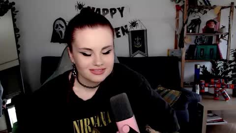 dellacrush_ online show from November 3, 8:59 am