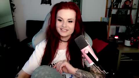 dellacrush_ online show from November 12, 5:46 pm