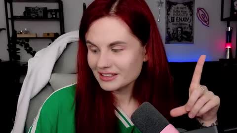 dellacrush_ online show from March 25, 7:09 pm