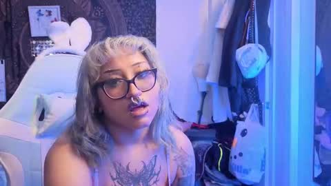 Snapshot of deluxxxeblu chatting on January 19, 3:21 am TankinBody online show from January 19, 3:21 am