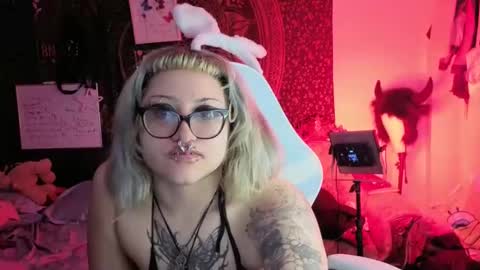 Snapshot of deluxxxeblu chatting on February 8, 3:10 am TankinBody online show from February 8, 3:10 am