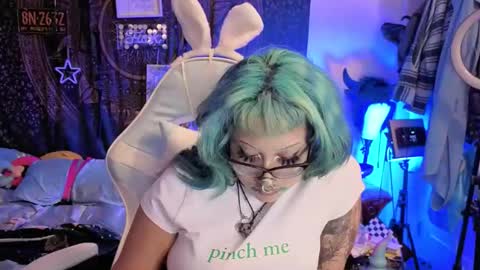 Snapshot of deluxxxeblu chatting on March 16, 3:01 am TankinBody online show from March 16, 3:01 am