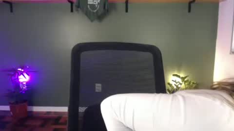 Snapshot of demmetria chatting on May 20, 6:14 pm demmetria online show from May 20, 6:14 pm