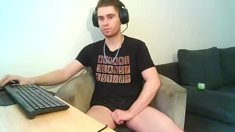 Snapshot of demoverzze chatting on January 19, 9:33 am Dominik online show from January 19, 9:33 am