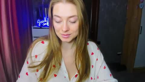 Snapshot of demure_soul chatting on September 18, 4:25 am Sophie online show from September 18, 4:25 am