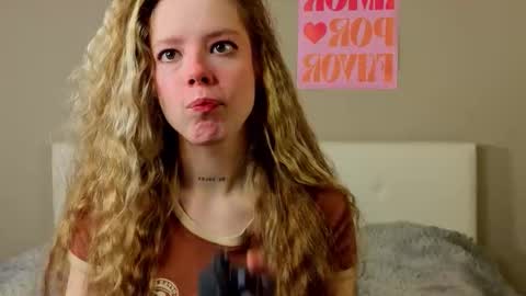 Snapshot of denaebeste chatting on February 15, 6:26 pm Emma online show from February 15, 6:26 pm