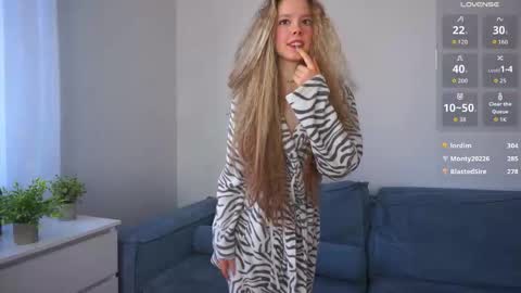 Snapshot of denaebeste chatting on February 25, 6:23 am Emma online show from February 25, 6:23 am