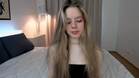 Snapshot of denaebeste chatting on February 27, 6:24 am Emma online show from February 27, 6:24 am