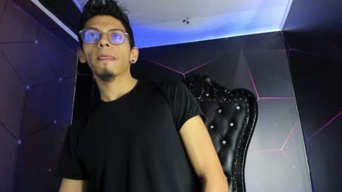Snapshot of dereck_monroe chatting on May 4, 3:57 am Dereck online show from May 4, 3:57 am
