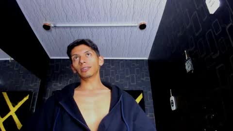 Snapshot of dereck_monroe chatting on May 23, 1:55 am Dereck online show from May 23, 1:55 am