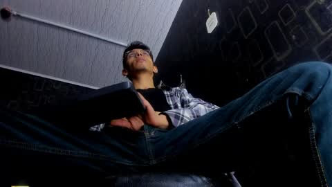Snapshot of dereck_monroe chatting on May 28, 12:13 pm Dereck online show from May 28, 12:13 pm